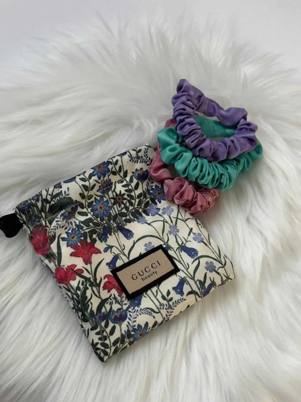 Gucci Beauty Satin Scrunchies set of 3 in floral dust mini bag New - Picture 6 of 6